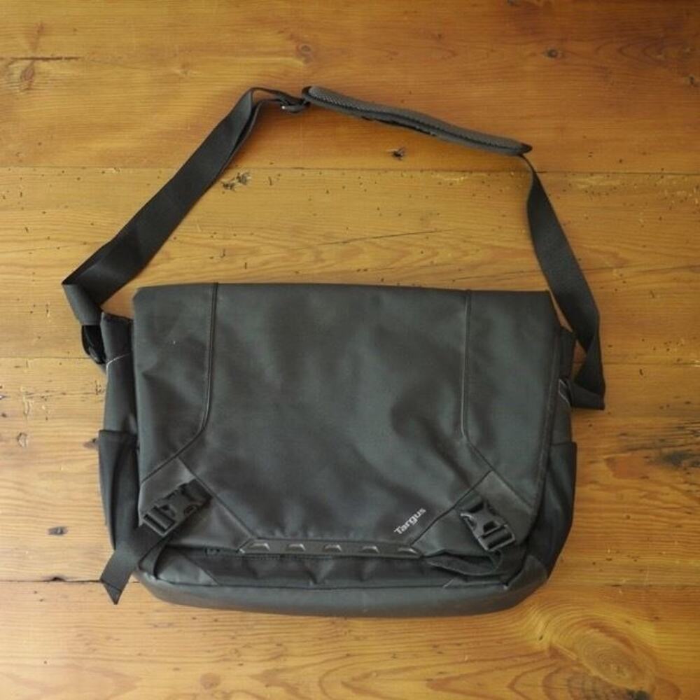 TARGUS Black Travel Laptop Briefcase Messenger Bag w/ Shoulder Strap 18”